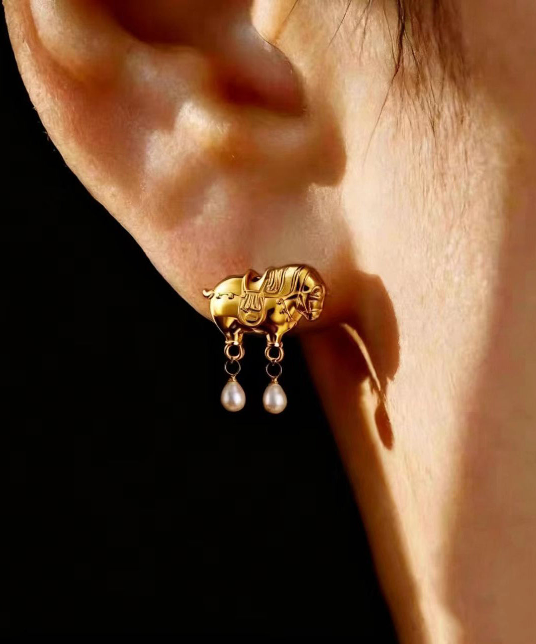 Retro Gold Alloy Imitation Pearl Pony Stud Earrings