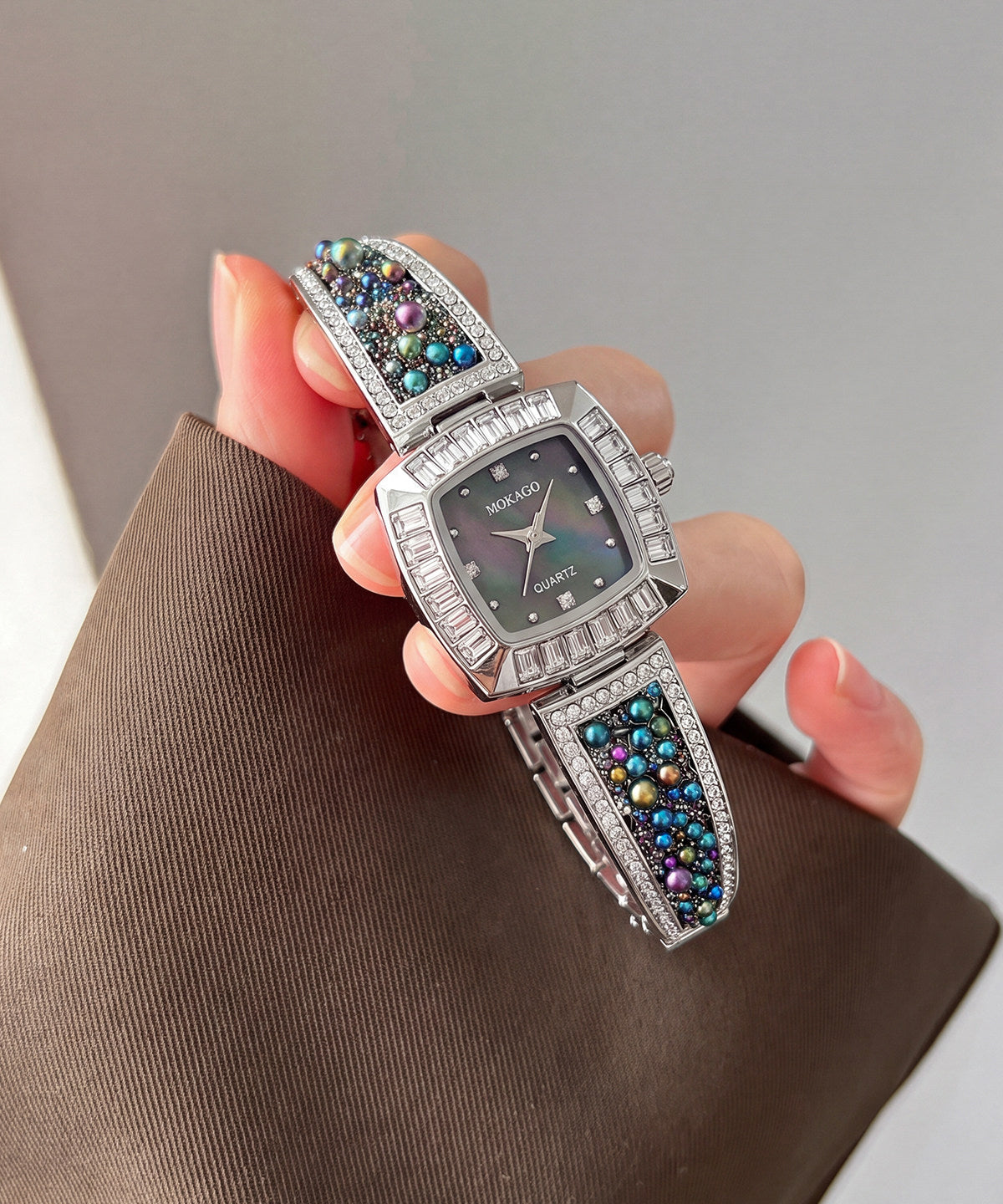 2026 New Black Metal Zircon Pearl Quartz Movement Watches