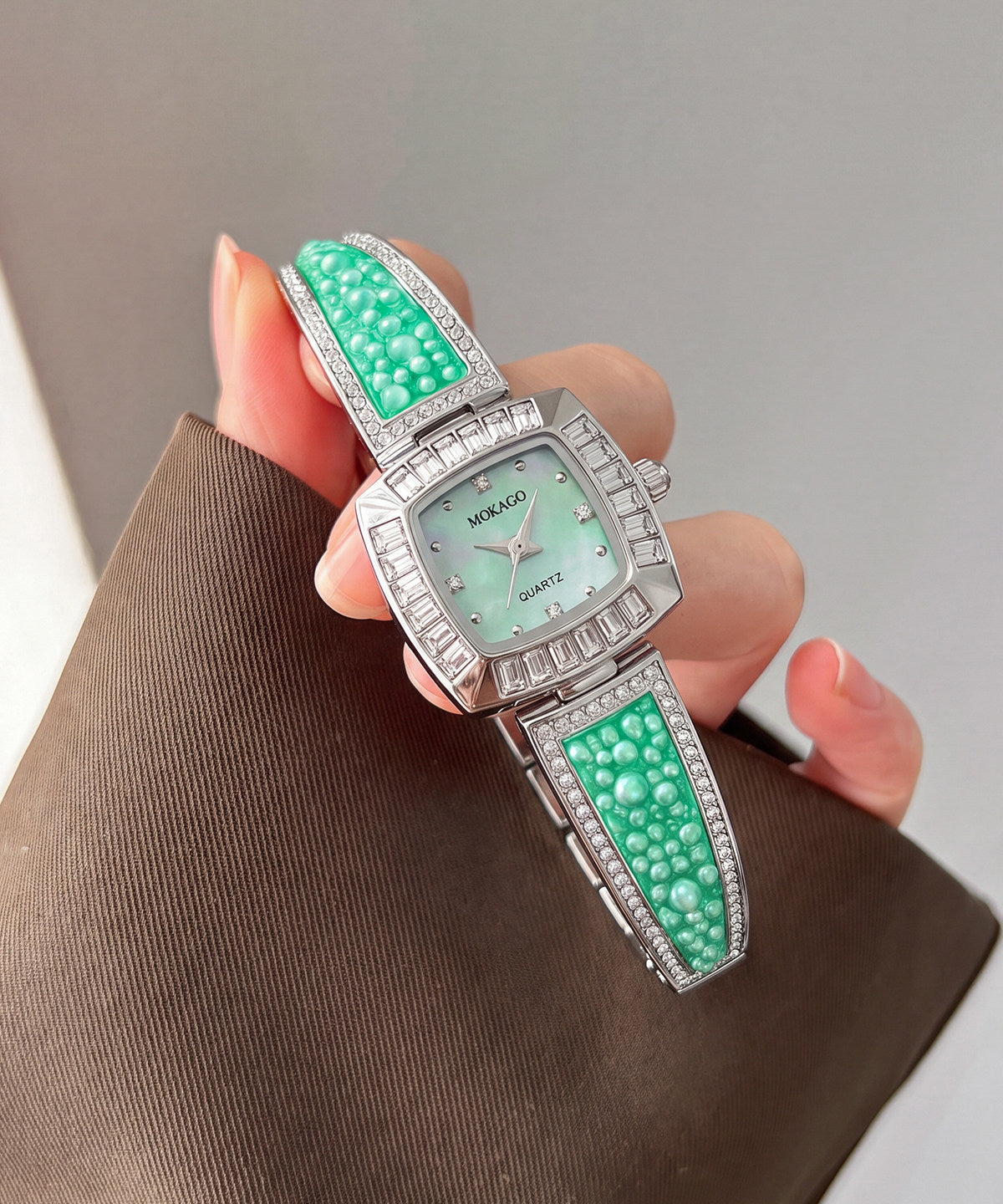 2026 New Black Metal Zircon Pearl Quartz Movement Watches