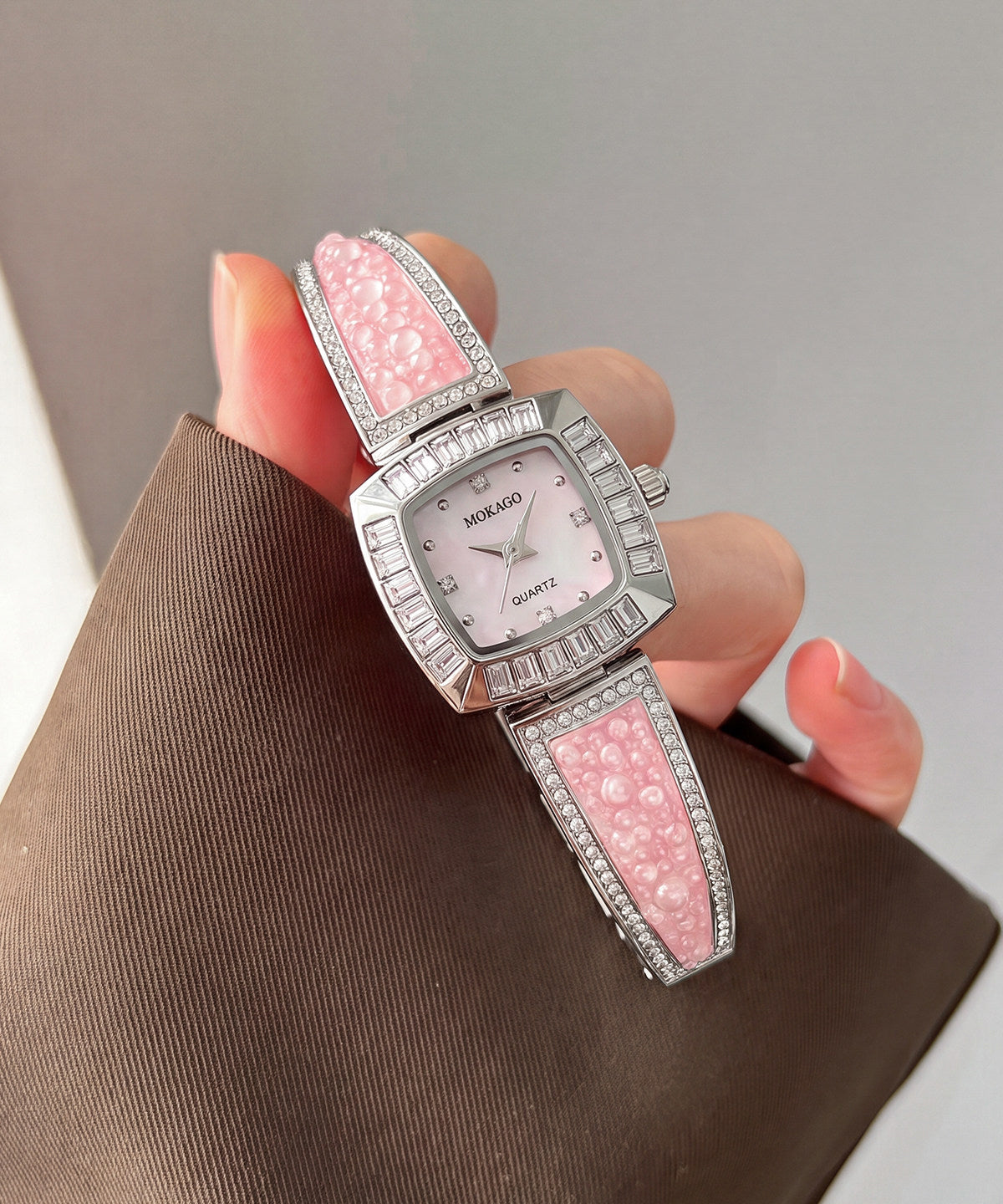 2026 New Black Metal Zircon Pearl Quartz Movement Watches