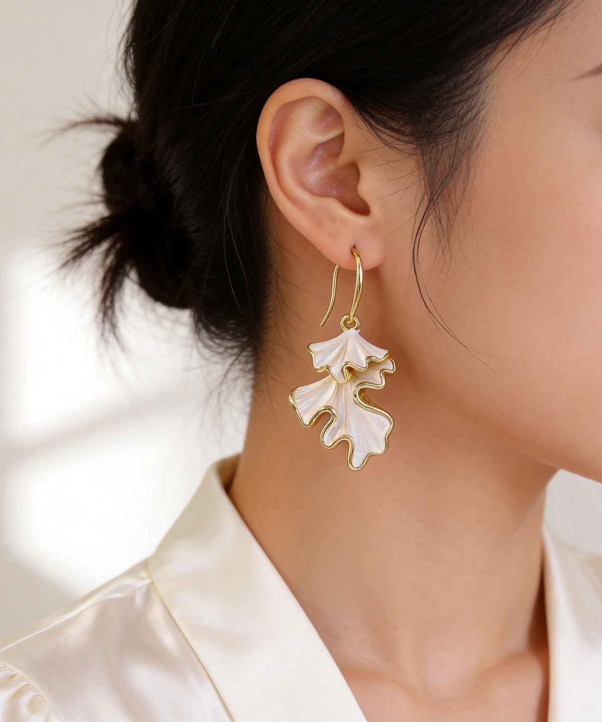 Beautiful Gold 18K Gold Asymmetrical Shell Dripping Glaze Ginkgo Leaf Drop Earrings