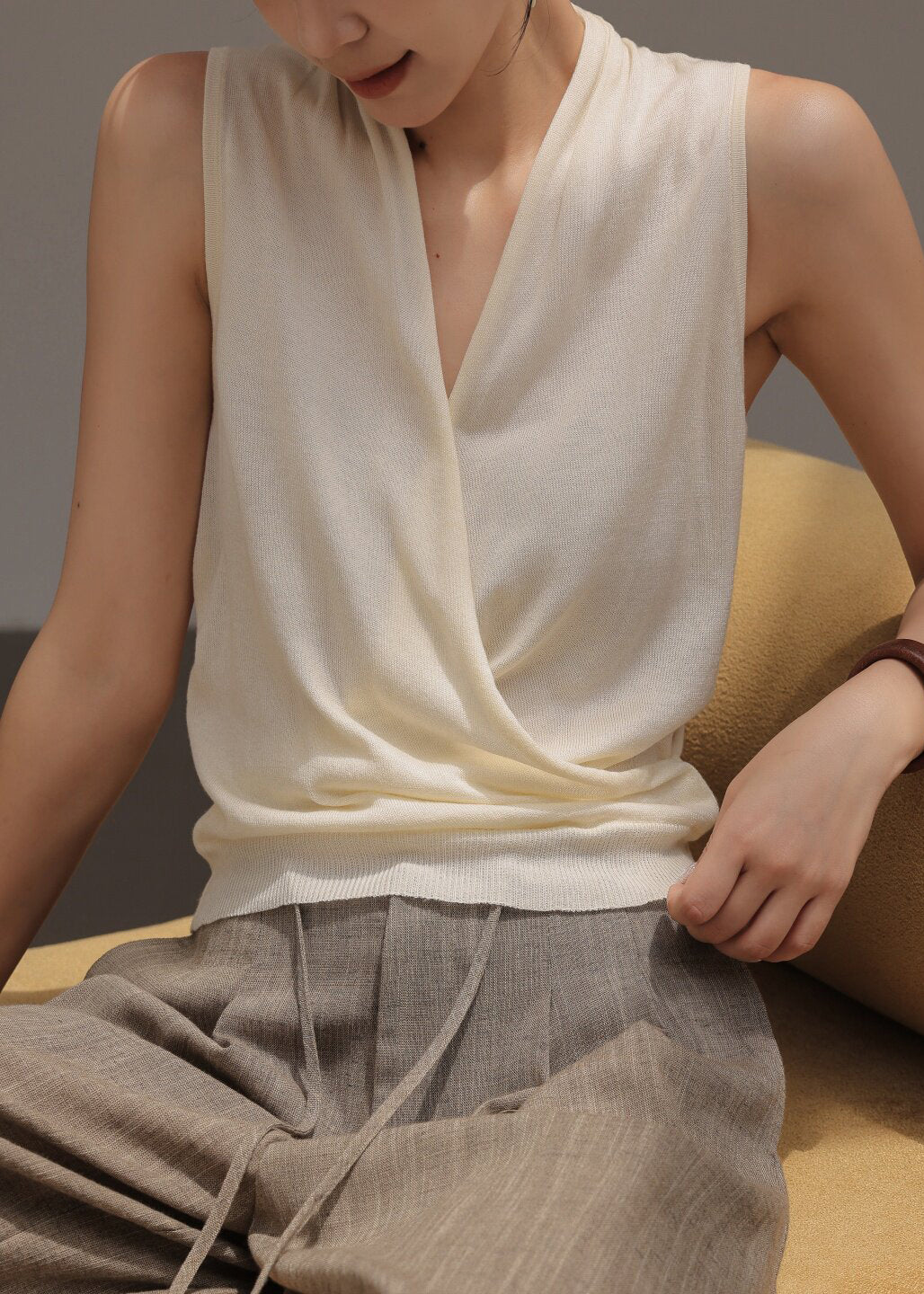 Casual White V Neck Knit Shirts Sleeveless