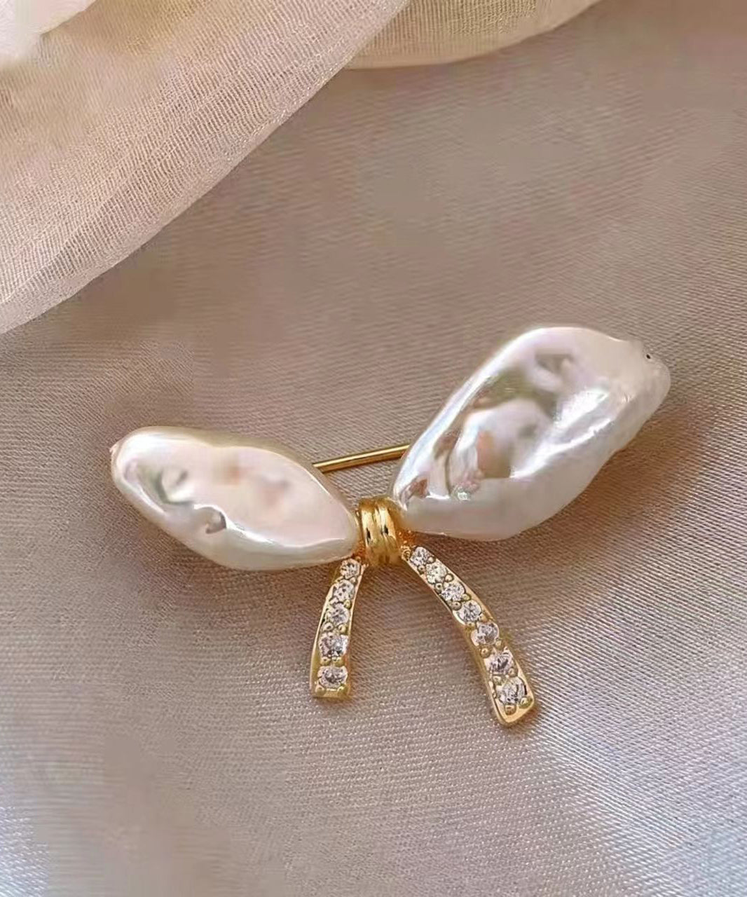 Chic Zircon Alloy Asymmetrical Pearl Bow Brooches