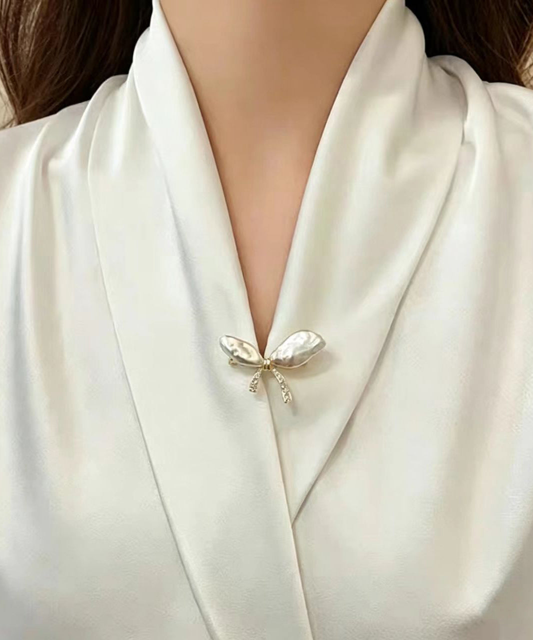 Chic Zircon Alloy Asymmetrical Pearl Bow Brooches