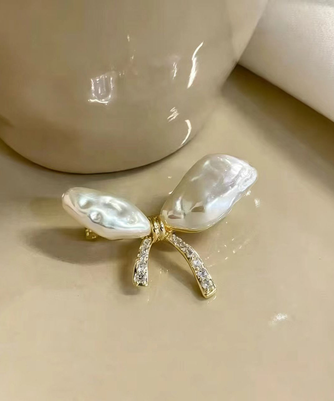 Chic Zircon Alloy Asymmetrical Pearl Bow Brooches