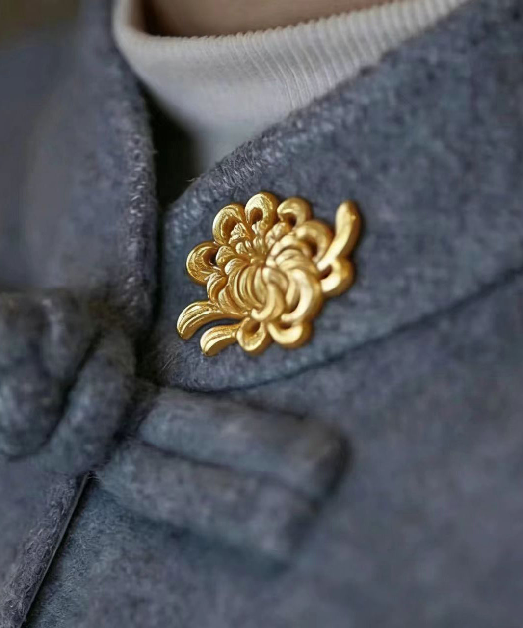 Chinese Style Gold Alloy Sculpted Chrysanthemum Brooches