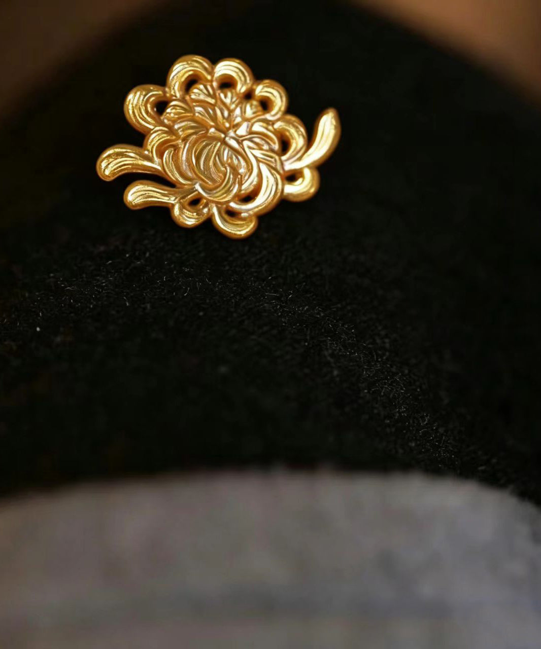 Chinese Style Gold Alloy Sculpted Chrysanthemum Brooches