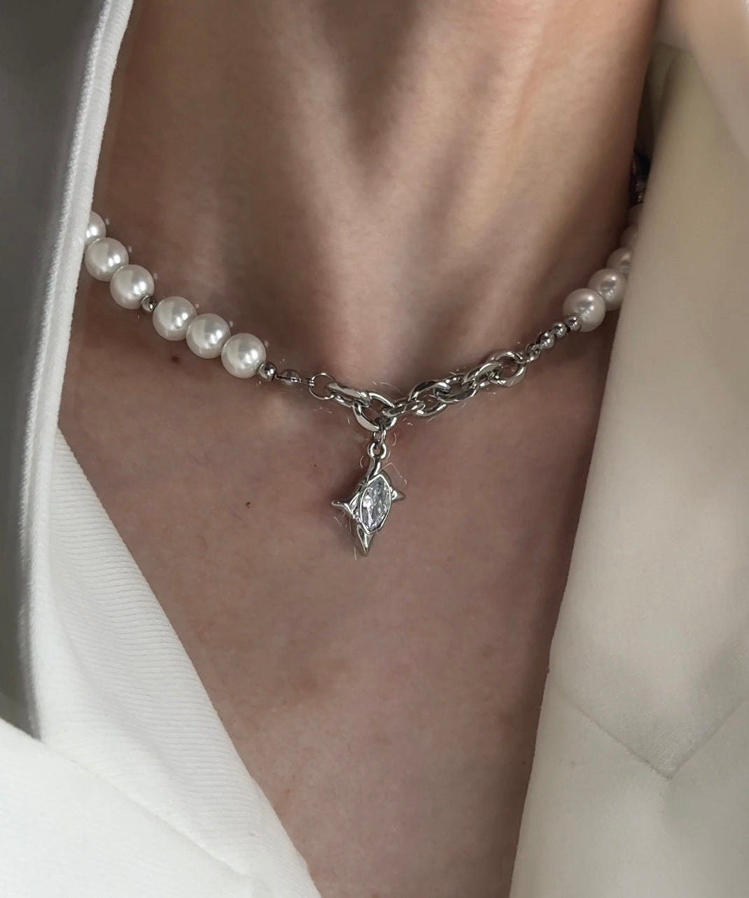 Classy White Pearl Patchwork Tungsten Steel Zircon Pendant Choker