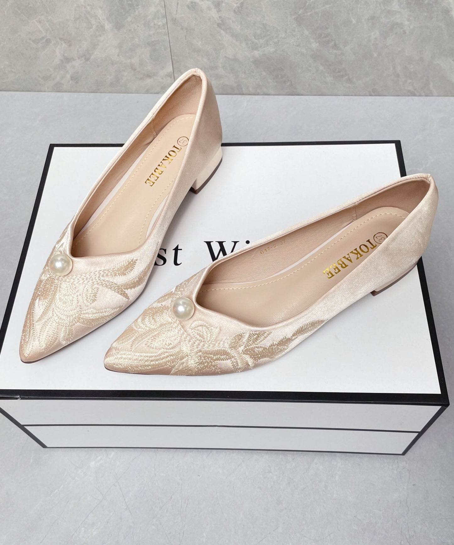New Retro Chunky Flat Feet Shoes Apricot Satin Embroidered Pointed Toe