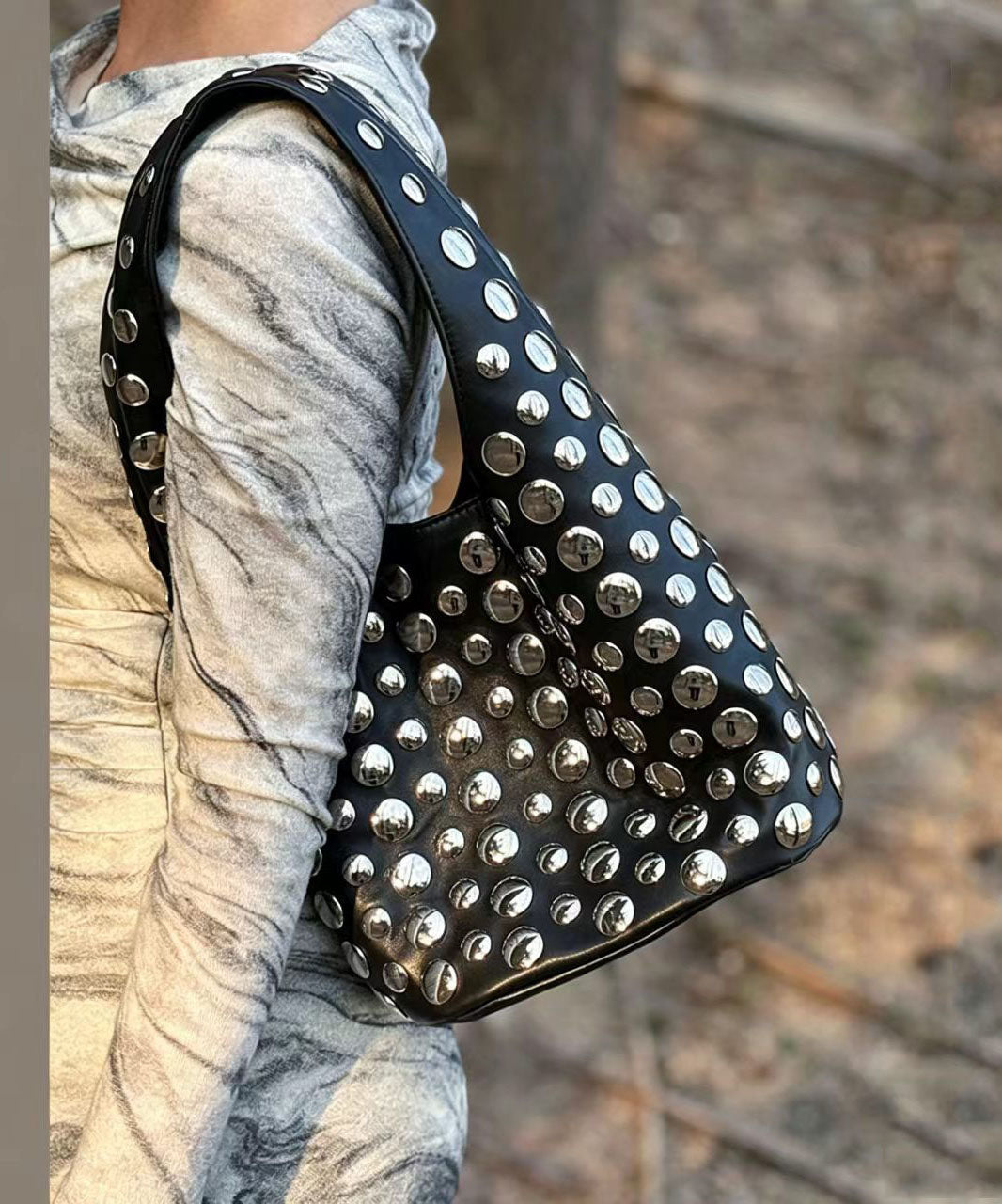 Original Design Black Metal Rivet Versatile Shoulder Bag