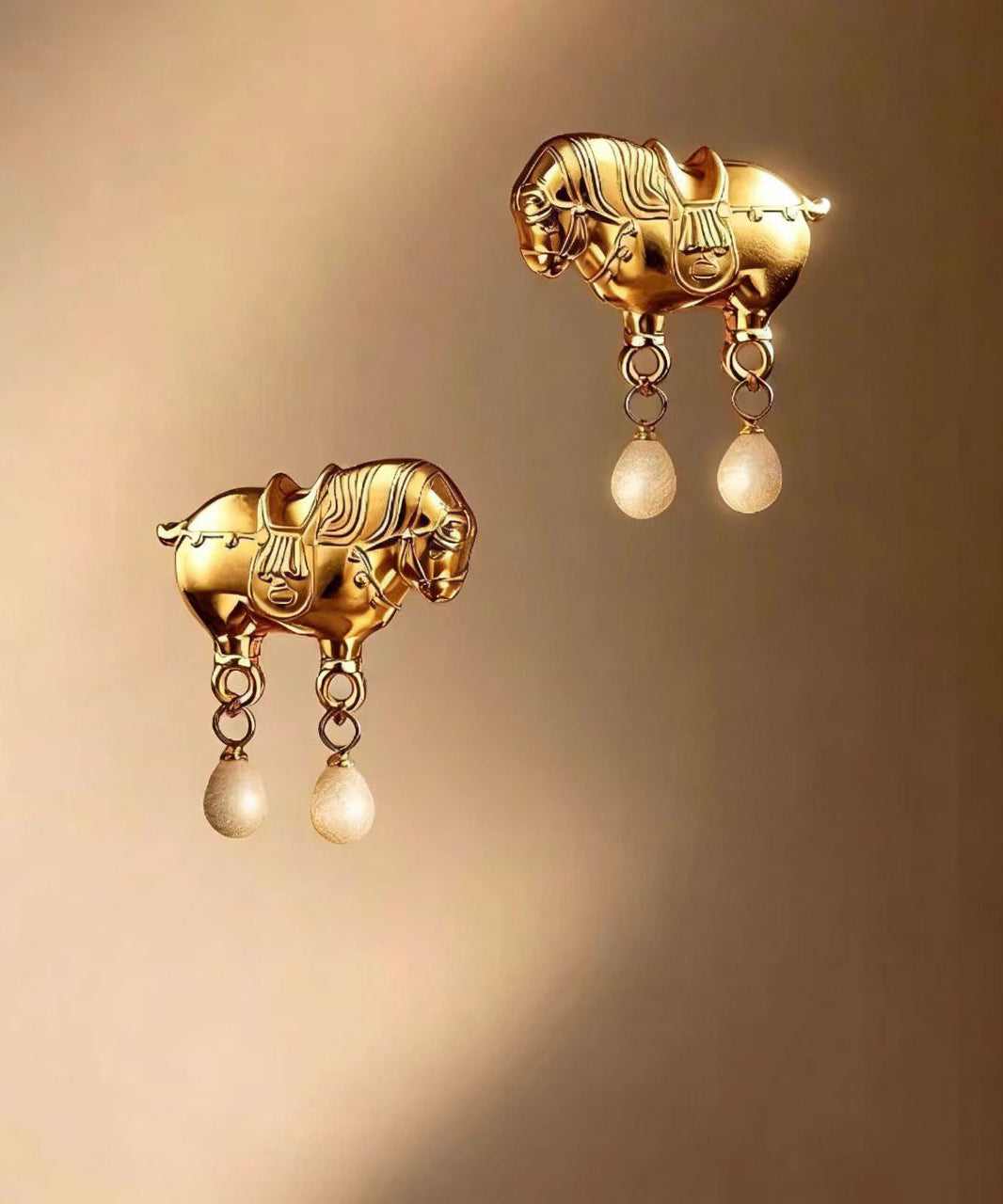 Retro Gold Alloy Imitation Pearl Pony Stud Earrings
