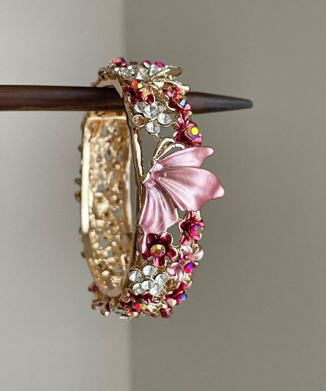 Stylish Pink Zircon Alloy Butterfly Floral Bangle
