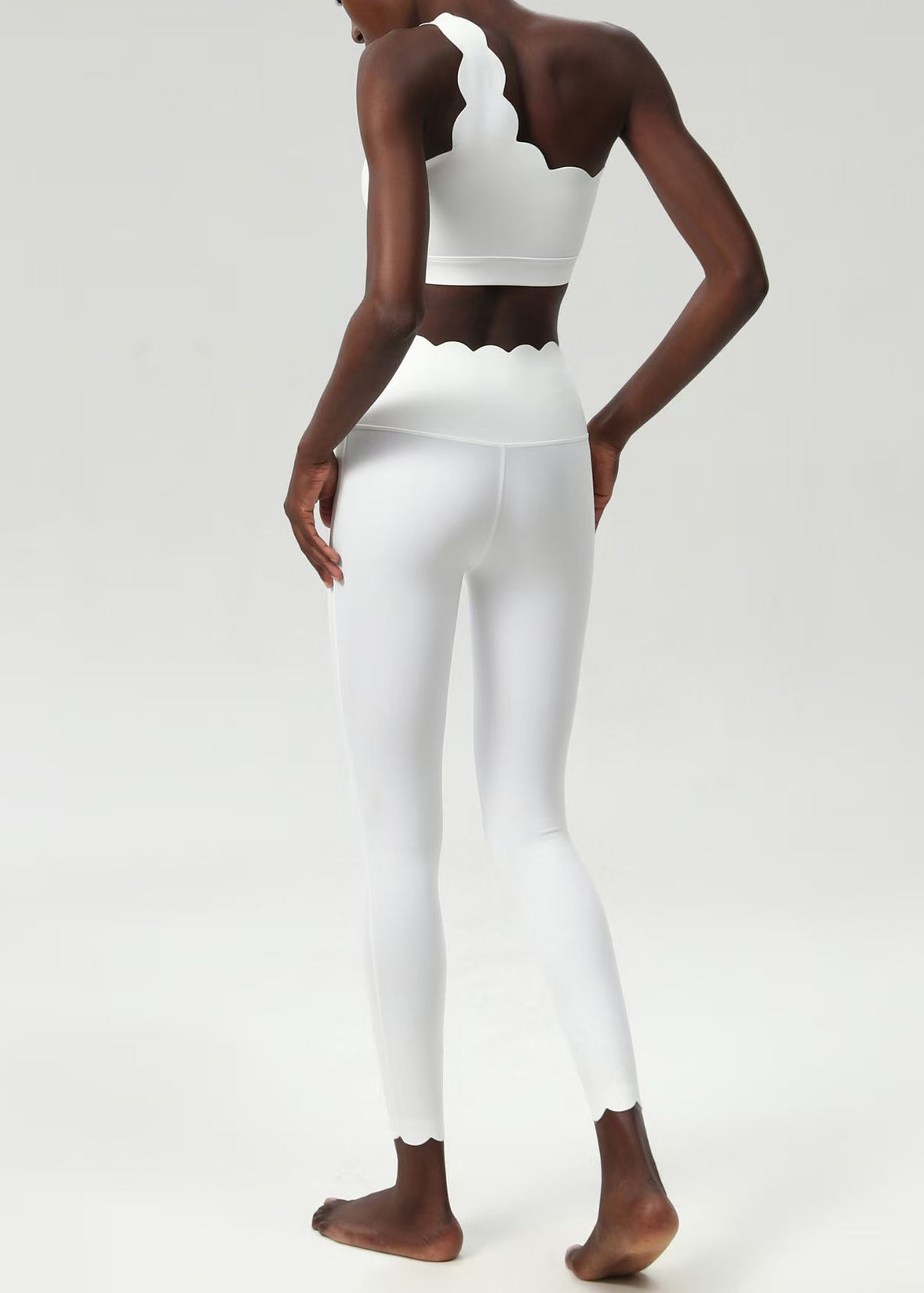 Stylish White Scalloped Asymmetrical Sleeveless Sports Bra And Leggings Set Suit