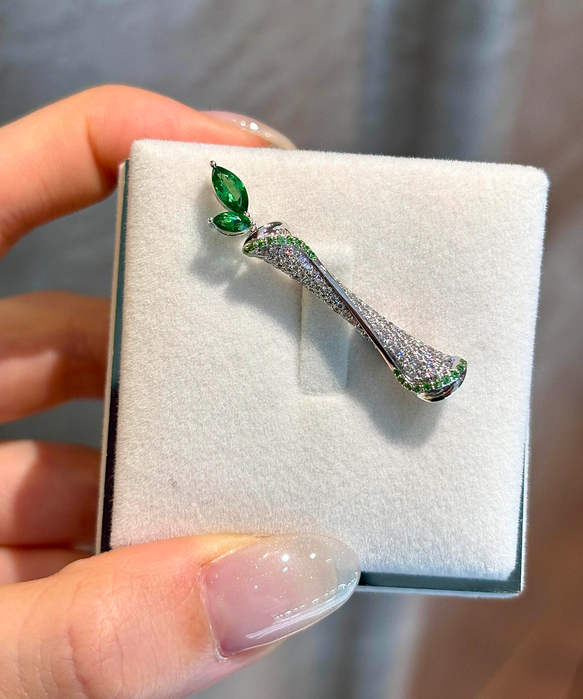 Vogue Green Alloy Zircon Dracaena Sanderiana Brooches
