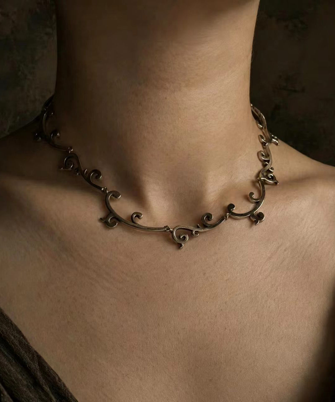 Women Alloy Vintage Finish Scroll Choker