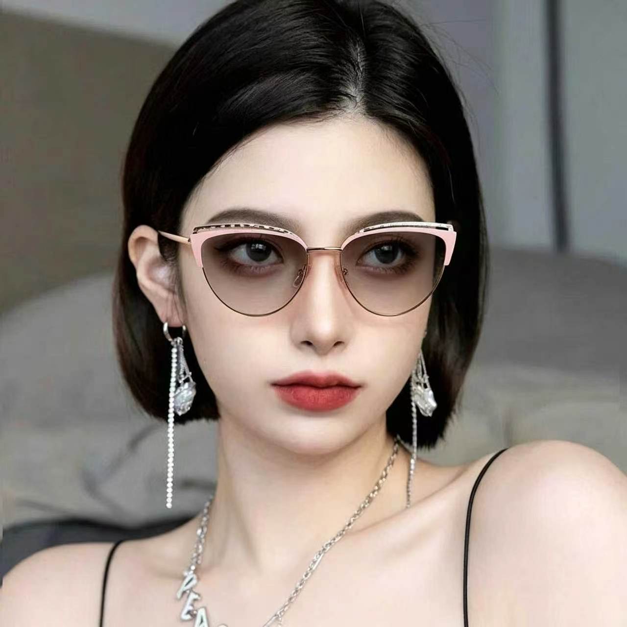 Stylish Pink Titanium Alloy Color-Changing Cat Eye Full Frame Reading Glasses