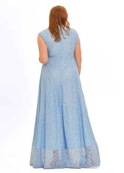 Приталенное голубое открытое кружевное платье макси в стиле пэчворк без рукавов